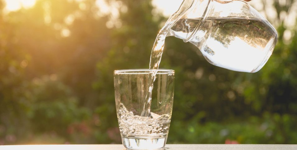 Dricksvatten hälls upp i en glas.