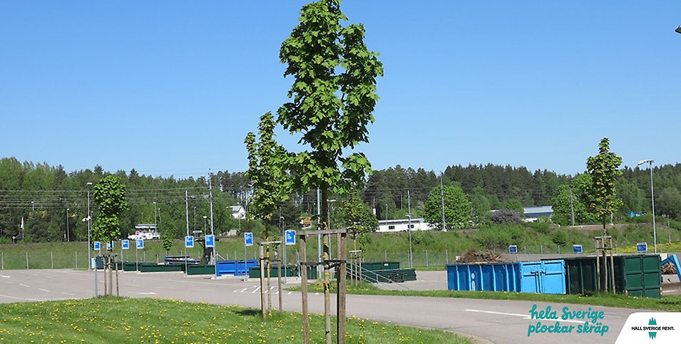 Återvinningscentralen i Boxholm med Håll Sverige rent-loggan i högra hörnet.