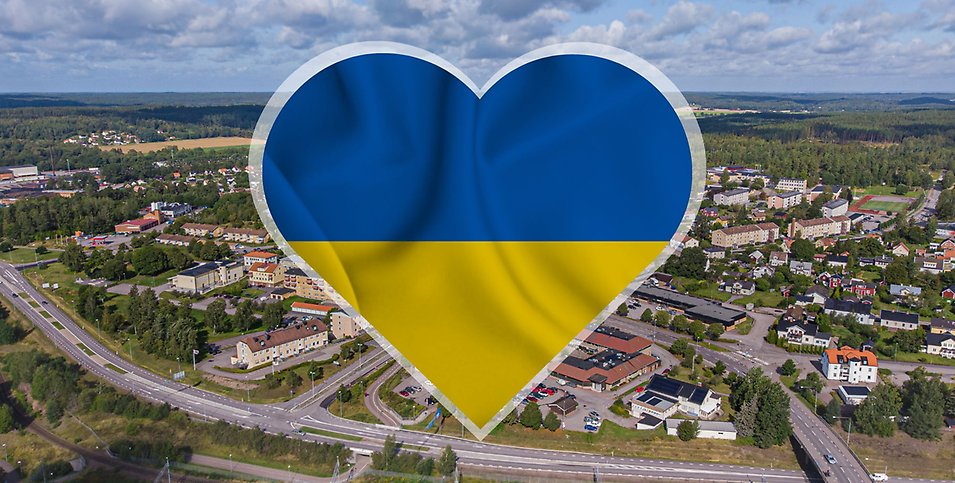 Flygbild över Boxholm centrum med ett hjärta i mitten av Ukrainas flagga.