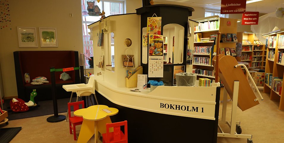 Barnavdelningen på Boxholms kommunbibliotek.