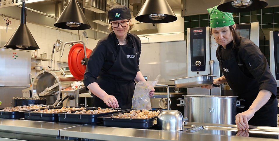 Två kockar från Åsbo skolas matsal förbereder mat.